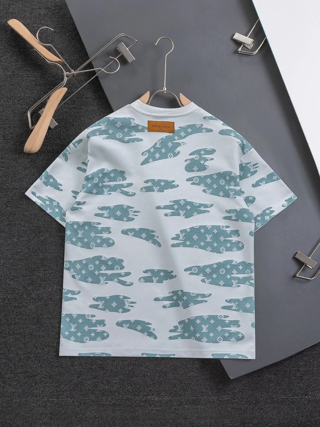 🅿️210 Louis Vuitton 1V LV micro-wide version S-XL LV 26ss new product counters are on the shelves at the same time. Multiple craftsmanship, composite fabrics, all-over cutting🔥Fire flower clouds☁️letter logo🪡 embroidery, round neck short-sleeved T-shirt, same style for men and women! Consigned to one-to-one creation. Synchronized with the official website, pure cotton fabrics at the counter! It is close to the skin and comfortable, durable and easy to wear. It has a classic and simple logo design and meticulous original craftsmanship. Short-sleeves, a must-have item for men, do not appear to be the same for the general public, but must be unique and eye-catching. This LV short-sleeve is all about quality, comfort, the same shape and fashion as always, including fabrics and cutting techniques. All of them have been made with great effort! 320 grams of washed pure cotton fabric, pure cotton is breathable, very refreshing and comfortable for daily wear. The rib knitting on the neckline is smooth and tight, and the neckline will not be skewed if you toss it at will. The loose version, you will find that it looks really good on the upper body. The overall is minimalist and neat, super versatile for daily use! Pair it casually with a pair of pants for a youthful look. A T-shirt will make your outfit crazy. It is a fashionable item that can never go wrong! Color: Black White Gray Purple Size: S-XL Size chart: S: Shoulder width 50-Bust 56-Length 70 M: Shoulder width 52-Bust 57-Length 72 L: Shoulder width 54-Bust 59-Length 74 XL: Shoulder width 56-Bust 62-Length 76